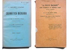 Ezkerrean, Pablo Zamarriparen El baskuence facilitado. Gramtica Bizkaina (1909) liburuaren azala.<br><br>Eskuinean, Soloetaren Le petit basque: Cours lmentaire de Grammaire basque (Lima, 1913) liburua (KOLDO MITXELENA Kulturunea).<br><br>